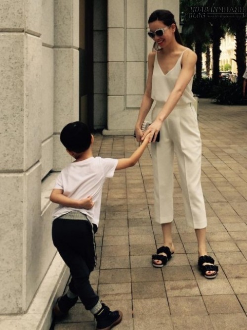 Khoảnh khắc hạnh ph&uacute;c của mẹ con H&agrave; Hồ khi vắng b&oacute;ng Cường Đ&ocirc; La