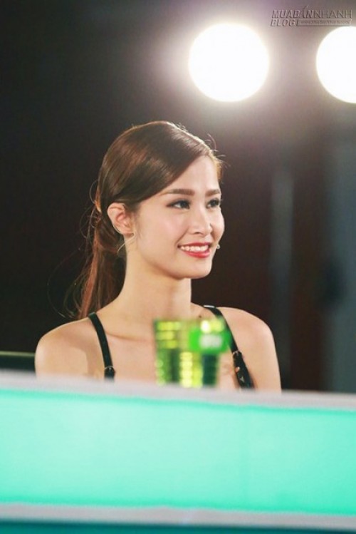 Đ&ocirc;ng Nhi gợi cảm, Yến Trang k&iacute;n bưng