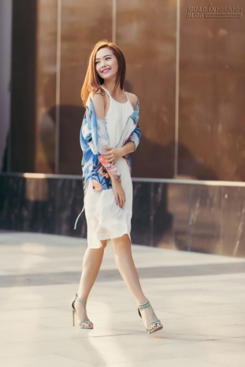 Sao Việt mix - match t&agrave;i t&igrave;nh với v&aacute;y &aacute;o hai d&acirc;y