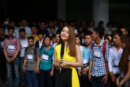 Yến Trang rạng rỡ l&agrave;m MC Ng&ocirc;i Sao Phương Nam