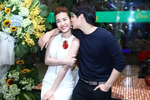 &Ocirc;ng Cao Thắng t&igrave;nh cảm h&ocirc;n Đ&ocirc;ng Nhi