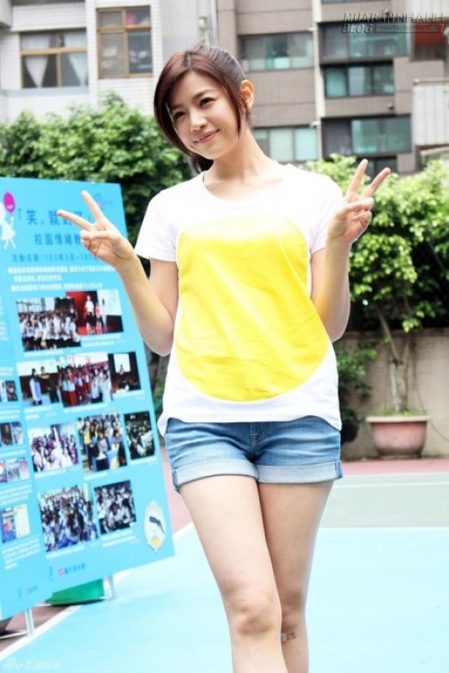 Ch&acirc;n kh&ocirc;ng đẹp, Trần Nghi&ecirc;n Hy vẫn tự tin mặc quần ngắn tạo d&aacute;ng