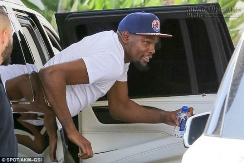 Justin Bieber nhỏ b&eacute; giữa d&agrave;n cầu thủ b&oacute;ng rổ