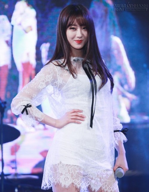 Mu&ocirc;n kiểu v&aacute;y xuy&ecirc;n thấu nh&igrave;n l&agrave; m&ecirc; của mỹ nh&acirc;n H&agrave;n