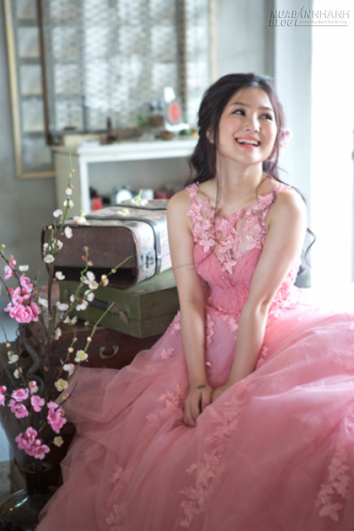 Hương Tr&agrave;m diện v&aacute;y cưới m&agrave;u pastel