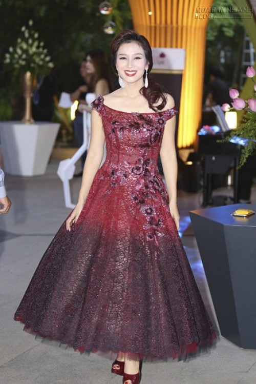 Hồng Nhung, Linh Nga diện v&aacute;y đỏ rực đi sự kiện