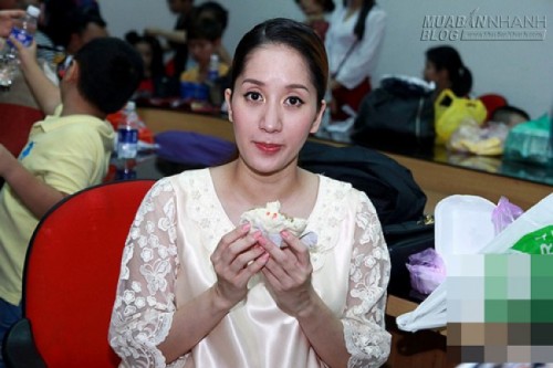 Kh&aacute;nh Thi khệ nệ bụng bầu, kh&ocirc;ng xa Phan Hiển một bước