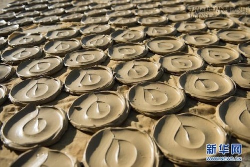 Cận cảnh lấy đất s&eacute;t l&agrave;m b&aacute;nh của người d&acirc;n khu ổ chuột Haiti