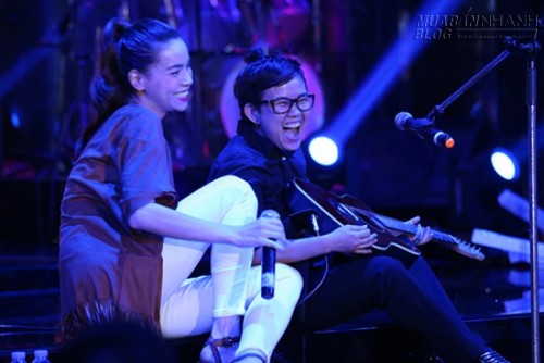 Hồ Ngọc H&agrave; ngồi bệt dưới đất giao lưu với kh&aacute;n giả