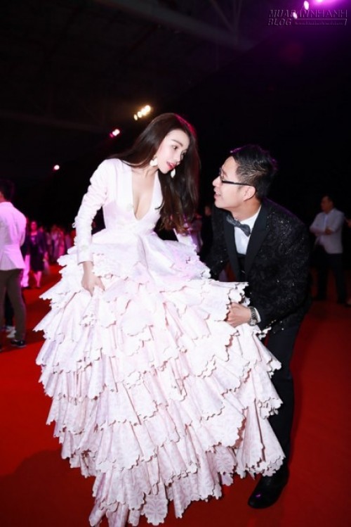 Tr&agrave; Ngọc Hằng g&acirc;y sốc khi diện v&aacute;y 150 kg sải bước tr&ecirc;n thảm đỏ