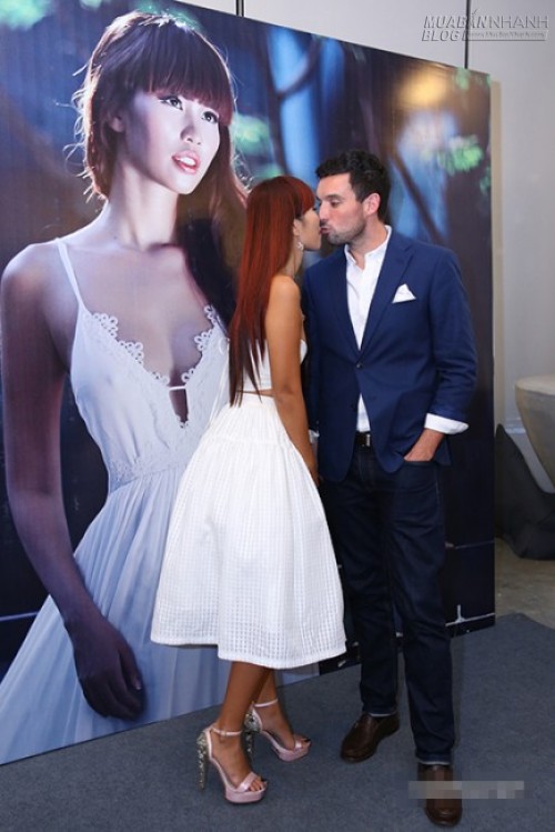 H&agrave; Anh gợi cảm, quấn qu&iacute;t b&ecirc;n bạn trai ngoại quốc