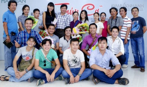 Cao Minh Đạt chu m&ocirc;i h&ocirc;n m&aacute; Hồng &Aacute;nh