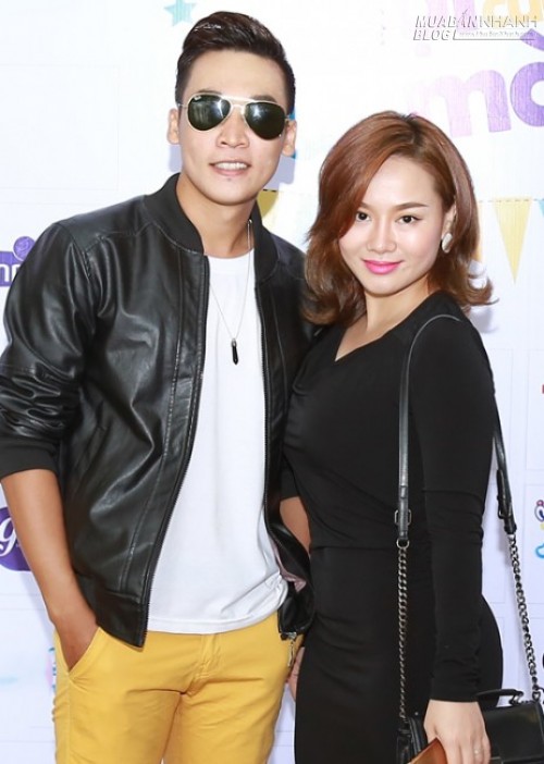 Ngay lần c&ocirc;ng khai việc c&oacute; 'người mới', Thu Phượng l&agrave;m nhiều người 'đo&aacute;n gi&agrave;, đ&oacute;n non' khi thường xuy&ecirc;n đăng ảnh t&igrave;nh tứ c&ugrave;ng ca sĩ Ngọc Vũ tr&ecirc;n trang c&aacute; nh&acirc;n. Tại một sự kiện, nam ca sĩ sinh năm 1991 c&ograve;n th&aacute;p t&ugrave;ng vợ cũ MC Th&agrave;nh Trung v&agrave; con g&aacute;i c&ocirc; đến biểu diễn. Sự th&acirc;n mật của Thu Phượng với ch&agrave;ng 'phi c&ocirc;ng trẻ' k&eacute;m c&ocirc; 8 tuổi c&agrave;ng khiến dư luận b&agrave;n t&aacute;n. Khi hỏi về mối quan hệ của hai người, Thu Phượng kh&ocirc;ng khẳng định, cũng kh&ocirc;ng phủ định. C&ocirc; chỉ tiết lộ, Ngọc Vũ đang l&agrave; học tr&ograve;, được c&ocirc; n&acirc;ng đỡ ph&aacute;t triển sự nghiệp ca h&aacute;t tại TP HCM. Ngọc Vũ kh&ocirc;ng chỉ qu&yacute; mến 'người thầy' m&agrave; c&ograve;n quấn qu&yacute;t b&ecirc;n b&eacute; Zon - con g&aacute;i của Thu Phượng.