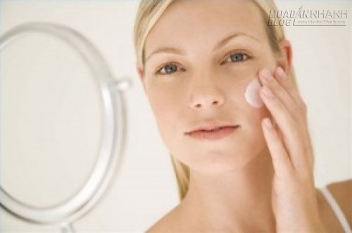 Hậu quả của kem trị mụn sai c&aacute;ch  Khả năng bị vi&ecirc;m v&agrave; di ứng da khi d&ugrave;ng kem trị sẹo mụn chứa nhiều h&oacute;a chất.  D&ugrave;ng kem trị sẹo mụn t&ugrave;y tiện m&agrave; kh&ocirc;ng c&oacute; &yacute; kiến của b&aacute;c sĩ cũng c&oacute; khả năng g&acirc;y ra hậu quả cho l&agrave;n da của bạn.  Kem trị sẹo mụn kh&ocirc;ng r&otilde; xuất xứ v&agrave; nguồn gốc c&oacute; thể dẫn đến những bệnh da liễu nghi&ecirc;m trọng như hắc l&agrave;o, lang ben hay thậm ch&iacute; l&agrave; ung thư da.  lưu &yacute; khi d&ugrave;ng kem trị sẹo Ch&uacute;ng ta cần thận trọng khi d&ugrave;ng kem trị mụn. Những lưu &yacute; khi chọn kem trị mụn  Qu&ecirc;n sử dụng thuốc trị sẹo rỗ   C&oacute; thể do c&ocirc;ng việc bận rộn m&agrave; bạn qu&ecirc;n sử dụng thuốc (kem) trị sẹo rỗ  dẫn đến trường hợp nhờn thuốc. V&igrave; thế bạn n&ecirc;n &aacute;p dụng thuốc mỗi ng&agrave;y theo chỉ dẫn. C&oacute; c&aacute;ch gi&uacute;p bạn c&oacute; thể nhớ sử dụng mỗi ng&agrave;y l&agrave; ghi ra 1 quyển sổ tay, d&ugrave;ng c&ugrave;ng v&agrave; 1 thời điểm..  Kem trị mụn c&oacute; chứa h&oacute;a chất  Trong nhiều loại kem trị sẹo mụn được b&aacute;n tr&agrave;n lan tr&ecirc;n thị trường đều c&oacute; chứa th&agrave;nh phần h&oacute;a chất, d&ugrave; cho ch&uacute;ng được quảng c&aacute;o l&agrave; chiết xuất từ thi&ecirc;n nhi&ecirc;n. L&yacute; do l&agrave; v&igrave; c&aacute;c th&agrave;nh phần n&agrave;y trong kem sẽ c&oacute; khả năng trị sẹo mụn nhanh hơn. Tuy nhi&ecirc;n, những rủi ro như vi&ecirc;m v&agrave; dị ứng da c&oacute; thể sẽ xảy ra với bạn khi d&ugrave;ng c&aacute;c loại kem trị sẹo mụn kh&ocirc;ng đ&aacute;ng tin cậy.  Sử dụng qu&aacute; liều  Khi bị mụn đầu ti&ecirc;n c&aacute;c bạn sẽ mua thuốc (kem) trị sẹo do mụn, đ&acirc;y l&agrave; phương ph&aacute;p hiệu quả với những sẹo mụn mới h&igrave;nh th&agrave;nh nhưng chắc do hoang mang hay sốt sắng trị sẹo mụn nhanh ch&oacute;ng m&agrave; c&aacute;c bạn qu&ecirc;n đọc hướng dẫn sử dụng hay đ&atilde; đọc nhưng vẫn uống, thoa qu&aacute; liều cho ph&eacute;p của sản phẩm. Điều n&agrave;y kh&ocirc;ng những kh&ocirc;ng l&agrave;m mụn nhanh biến mất m&agrave; c&ograve;n l&agrave;m mụn sẹo xuất hiện nhiều hơn. Ngo&agrave;i ra c&ograve;n l&agrave;m ảnh hưởng da l&agrave;m da bị kh&ocirc;, mỏng.. V&igrave; thế trước khi d&ugrave;ng sản phẩm n&agrave;o th&igrave; bạn n&ecirc;n đọc kỹ hướng dẫn v&agrave; l&agrave;m theo.  T&igrave;m kiếm v&agrave; lựa chọn cửa h&agrave;ng b&aacute;n mỹ phẩm uy t&iacute;n  Bạn n&ecirc;n lựa chọn c&aacute;c đại l&yacute;, cửa h&agrave;ng b&aacute;n mỹ phẩm uy t&iacute;n, lựa chọn l&agrave;m điểm dừng ch&acirc;n. Bởi, c&aacute;c h&atilde;ng n&agrave;y sẽ b&aacute;n c&aacute; sản phẩm kem x&oacute;a sẹo uy t&iacute;n, được ủy quyền từ những thương hiệu thẩm mỹ lớn, kh&ocirc;ng b&aacute;n c&aacute;c sản phẩm kh&ocirc;ng r&otilde; nguồn gốc xuất xứ.