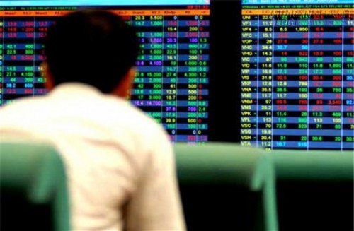 TTCK 126 Chốt lời nh&oacute;m dầu kh&iacute;, tiền chảy v&agrave;o cổ phiếu BĐS