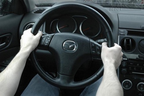 Cầm v&ocirc;-lăng 10 giờ 10 ph&uacute;t - th&oacute;i quen nguy hiểm của t&agrave;i xế Việt