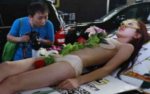 Triển lãm ô tô thết đãi khách bằng sushi trên người mẫu bán khỏa thân