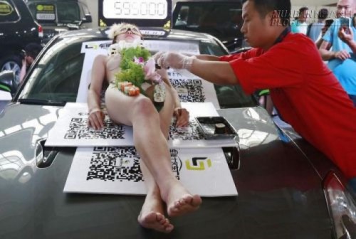 Triển lãm ô tô thết đãi khách bằng sushi trên người mẫu bán khỏa thân