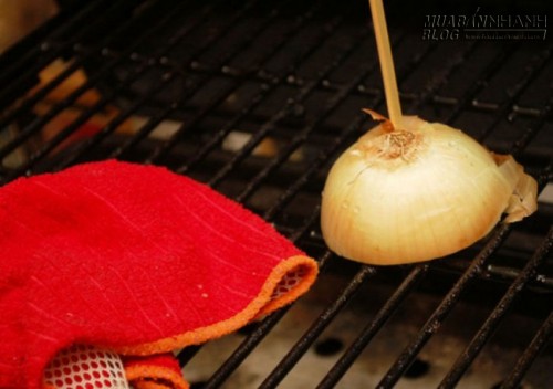 Mẹo đơn giản làm sạch vỉ nướng bằng hành tây