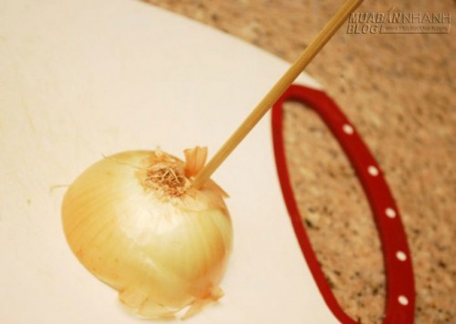 Mẹo đơn giản làm sạch vỉ nướng bằng hành tây