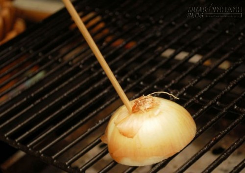 Mẹo đơn giản làm sạch vỉ nướng bằng hành tây