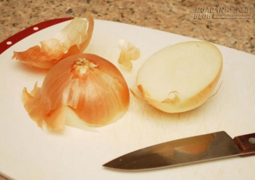 Mẹo đơn giản làm sạch vỉ nướng bằng hành tây