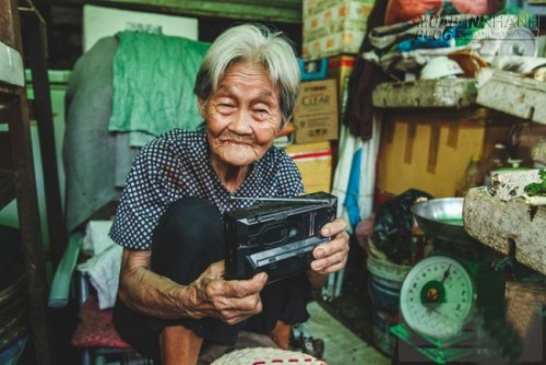 Những chú chó mèo bị bỏ rơi và hàng rau của bà cụ không gia đình ở Sài Gòn