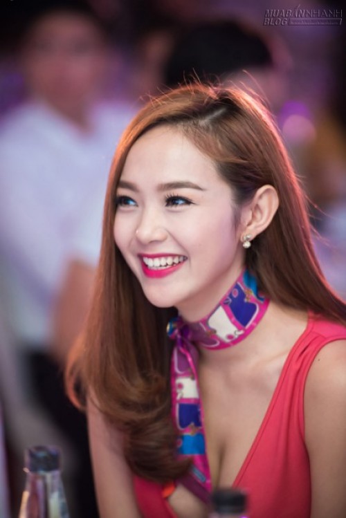 Đồ quê mùa, cô làm tôi xấu mặt! Chia tay đi!