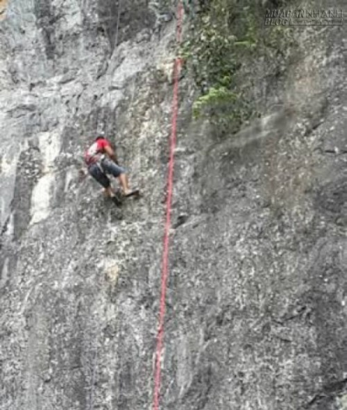 Đường leo n&uacute;i b&aacute;n nh&acirc;n tạo được mở tại cửa hang Tối