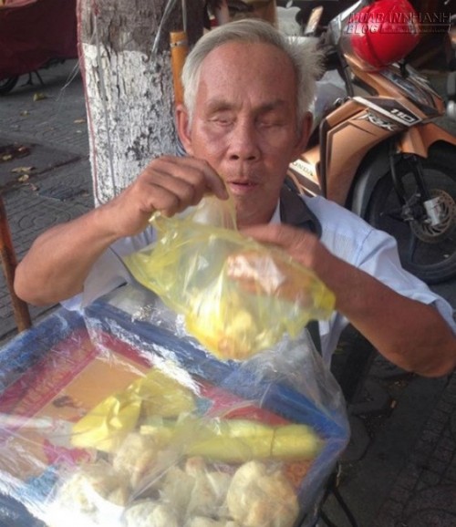 Xúc động với ông lão mù bán bánh nuôi vợ bị bệnh tim