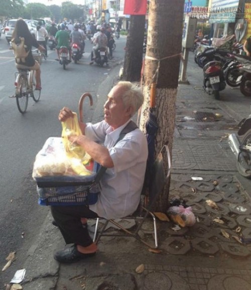 Xúc động với ông lão mù bán bánh nuôi vợ bị bệnh tim