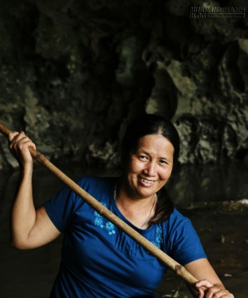 Nụ cười người l&aacute;i thuyền 15 năm ở Hang Luồn - Ao Dong