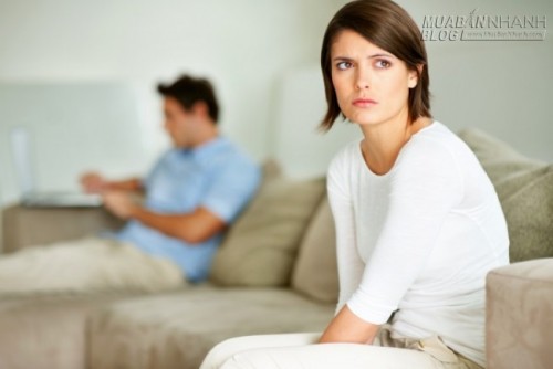 Chết đứng khi nhìn thấy cảnh chồng cài khuy áo ngực cho cô đồng nghiệp