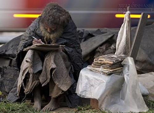 Mỗi ngày cô đều chào hỏi ông lão vô gia cư, rồi một ngày ông đưa cô tờ giấy này…