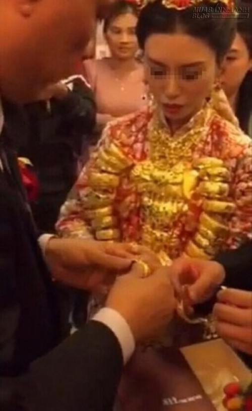 Thêm một cô dâu suýt gãy cổ vì vàng