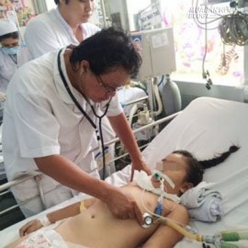 Bác sĩ bỏ phòng khám, lập Facebook chữa miễn phí cho trẻ