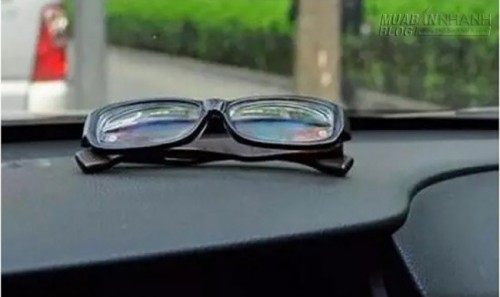 6 món đồ sẽ trở thành bom hẹn giờ nếu để nó trong xe ô tô