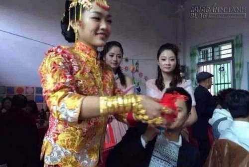 Choáng với đám cưới dùng tiền đập mặt của con nhà đại gia
