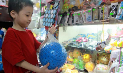 Bóng hơi - loại đồ chơi trẻ em ưa chuộng nhưng chứa chất phthalate vô cùng độc hại