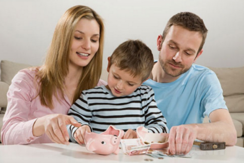 Cha mẹ là người định hướng cho con phương pháp tiêu tiền thông minh