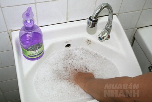 Lỡ bị keo 502 d&iacute;nh v&agrave;o mắt, m&ocirc;i, tay&hellip;đừng vội dứt m&agrave; bật m&aacute;u, l&agrave;m theo c&aacute;ch n&agrave;y mới an to&agrave;n nhất n&egrave;