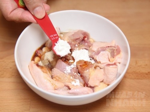 Thịt g&agrave; om hạt dẻ thơm ngon, ấm n&oacute;ng