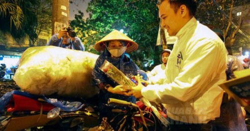 Bạn trẻ đội mưa tặng hoa 83 cho những người phụ nữ nghèo mưu sinh trong đêm ở Hà Nội