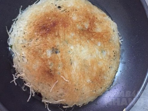 Lạ lạ với m&oacute;n miến chi&ecirc;n gi&ograve;n nh&acirc;n thịt đang nổi như cồn, ăn một lần l&agrave; ghiền lu&ocirc;n