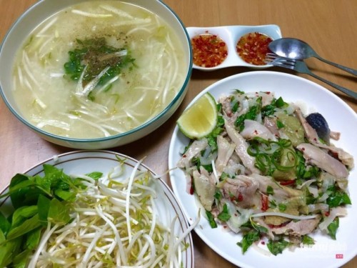 Mẹ l&agrave;m m&oacute;n gỏi g&agrave; muối ớt n&agrave;y, c&oacute; cho tiền triệu chồng cũng kh&ocirc;ng ra qu&aacute;n nữa đ&acirc;u
