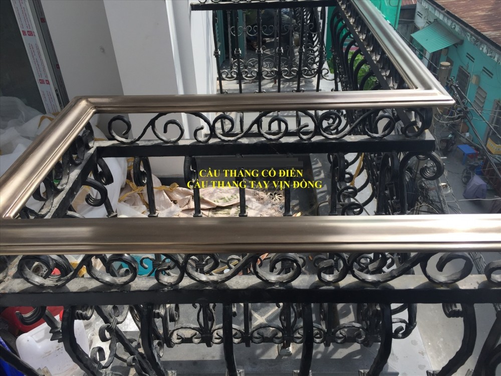 Tay vịn đồng giả cổ tại cơ sở Việt Hưng