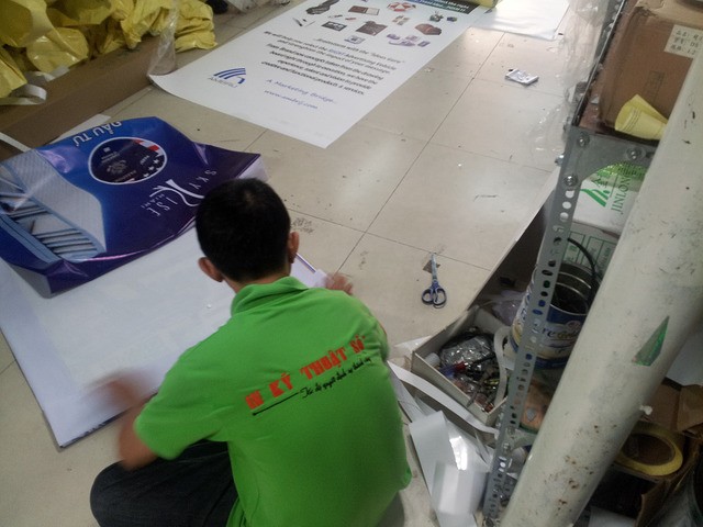 Gia công đóng khoen 4 góc in hiflex làm băng rôn