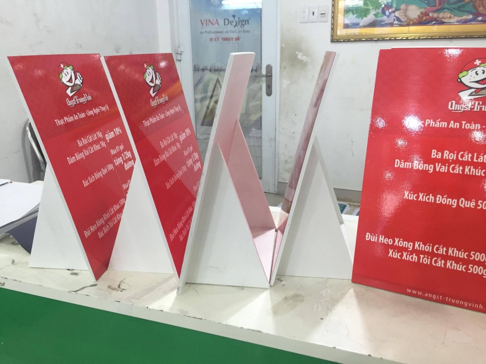 In standee để bàn tù in PP