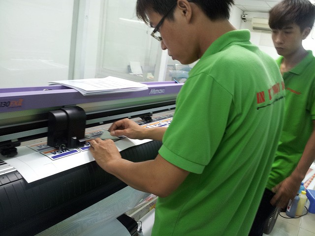 In decal ở TPHCM tại In Kỹ Thuật Số - trọn gói dịch vụ thiết kế, in ấn, gia công cắt bế, giao hàng tận nơi