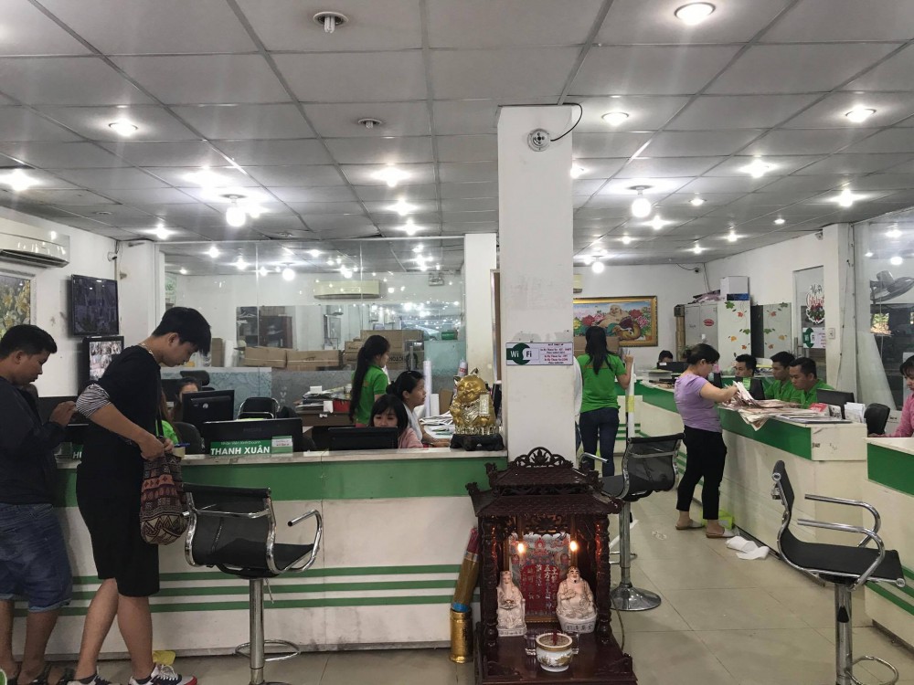 Nhân viên kinh doanh In Kỹ Thuật Số hỗ trợ khách hàng đặt in decal ở TPHCM